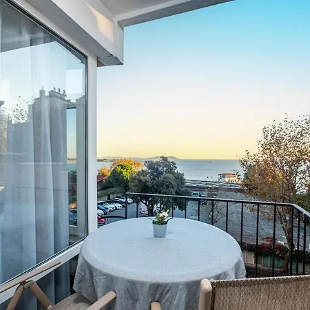 Chic Flat With Balcony Near Moda Shore Istanbul