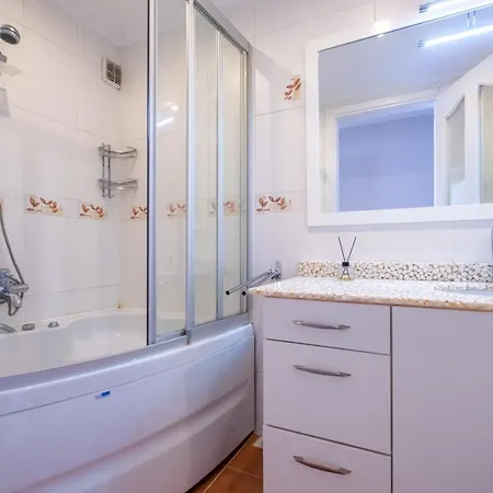 Chic Flat With Balcony Near Moda Shore Apartment *
