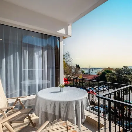 Chic Flat With Balcony Near Moda Shore